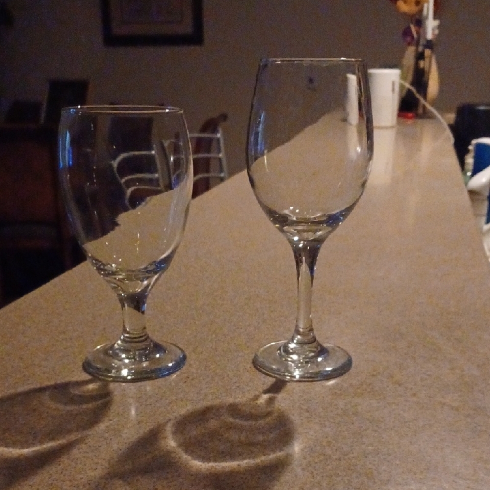 - Elegant Assorted Clear Wine Glass Set